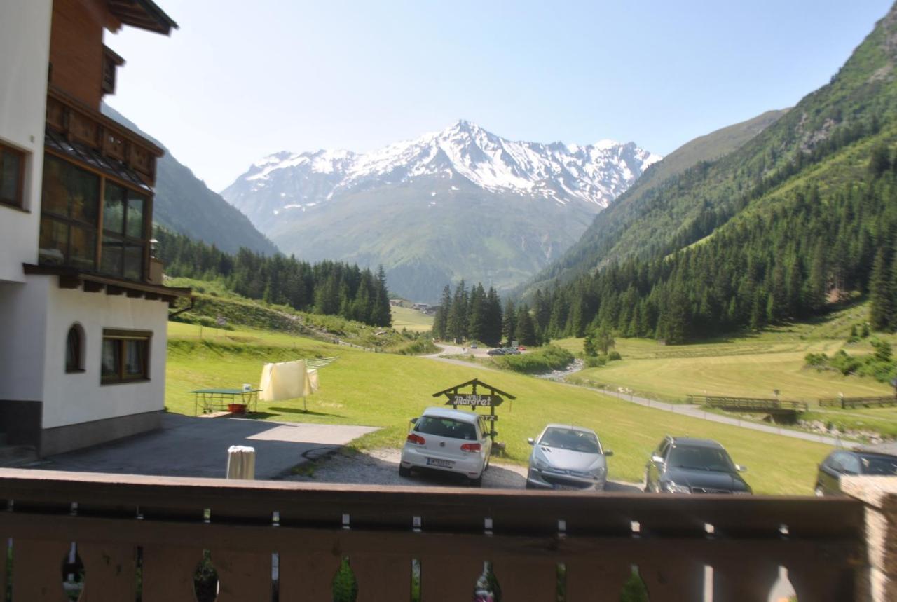 Haus Margret Acomodação com café da manhã Sankt Leonhard im Pitztal Exterior foto